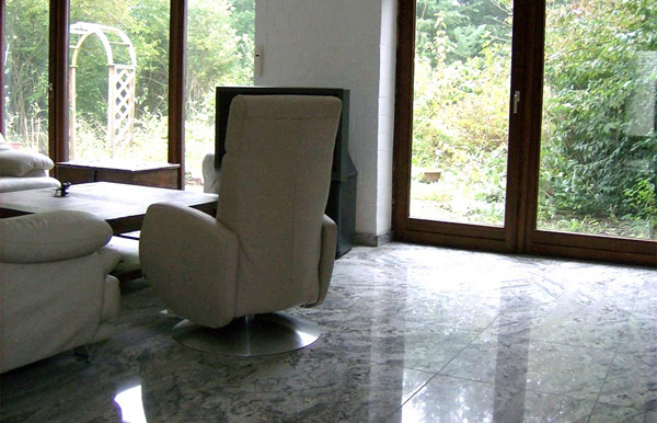 Gro&szlig;formatige Natursteinfliesen aus Granit, White Fusion, poliert
