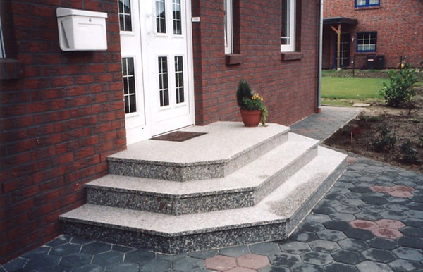 Rosa Limbara, Treppe aus Granit, Trittstufen geflammt, Setzstufen poliert