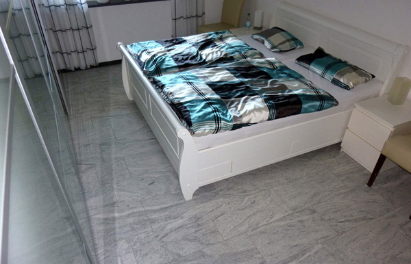 Schlafzimmer mit Granitfliesen aus satiniertem Viskont White