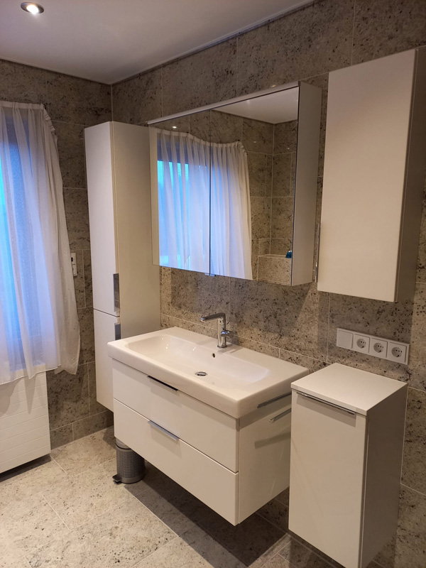 Badezimmer mit Colonial White Fliesen
