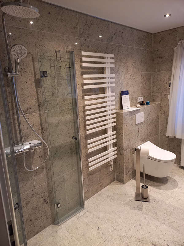 Badezimmer, belegt mit Colonial White Fliesen in satiniert und poliert
