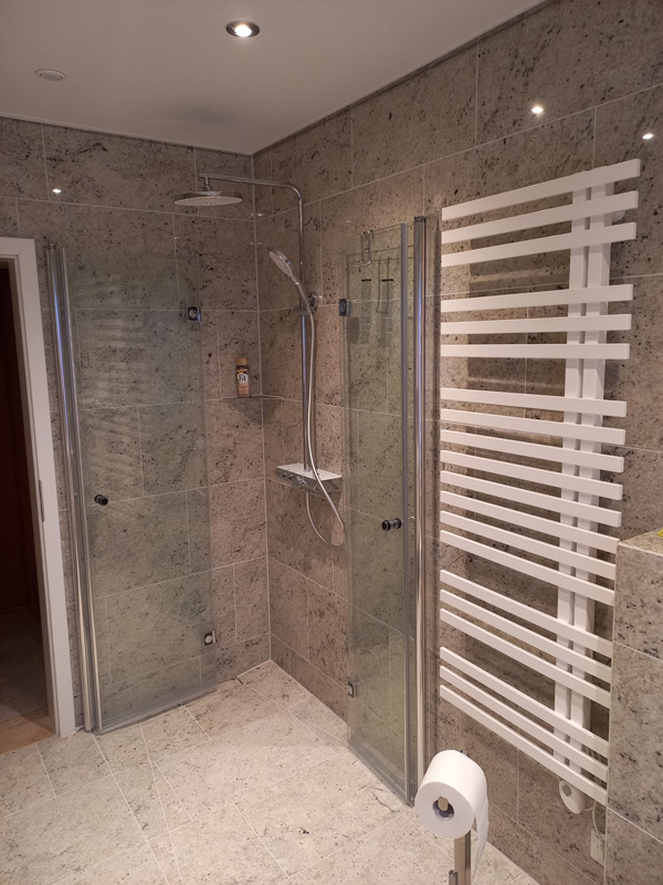 Badezimmer, Colonial White, poliert, leather finished