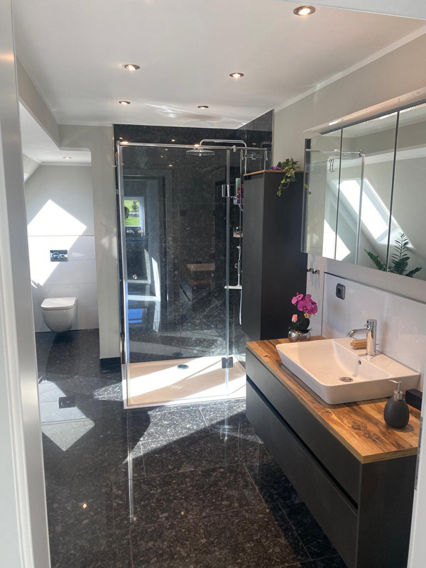 Badezimmer, ausgestattet mit Steel Grey, poliert